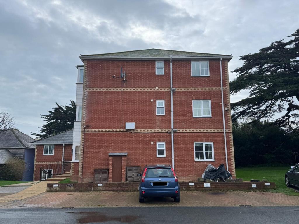 Lot: 13 - FREEHOLD GROUND RENTS - Side view of block with parking in foreground